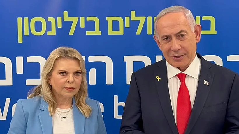 ראש הממשלה בנימין נתניהו ורעייתו שרה בביקור חטופים ששבו בבית החולים בילינסון