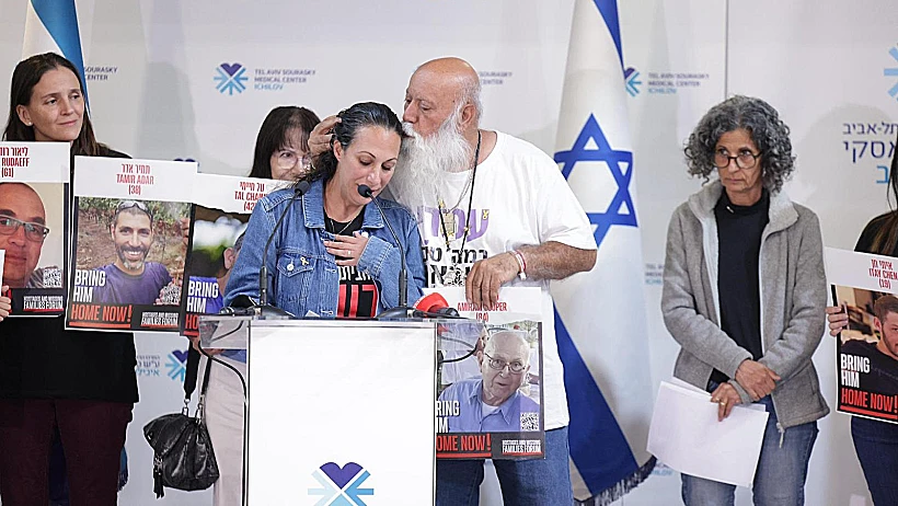 לישי מירן-לביא ודני מירן בהצהרת המשפחות בבית החולים איכילוב