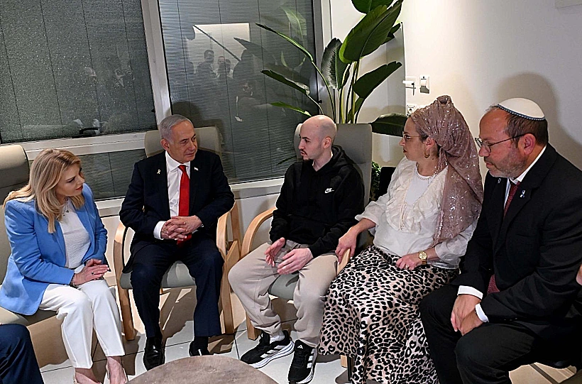 רה"מ נתניהו ורעייתו שרה עם שורד השבי איתן מור ומשפחתו