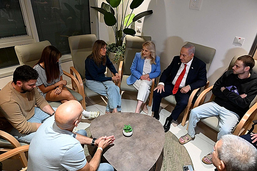 רה"מ נתניהו ורעייתו שרה עם שורד השבי אלון אהל ומשפחתו