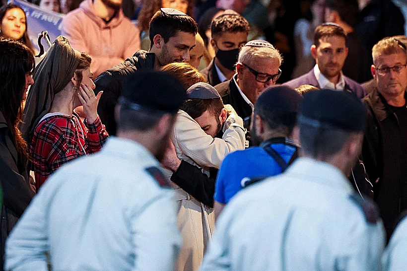 מתן מחבק את אימו של דניאל פרץ בהלווייתו