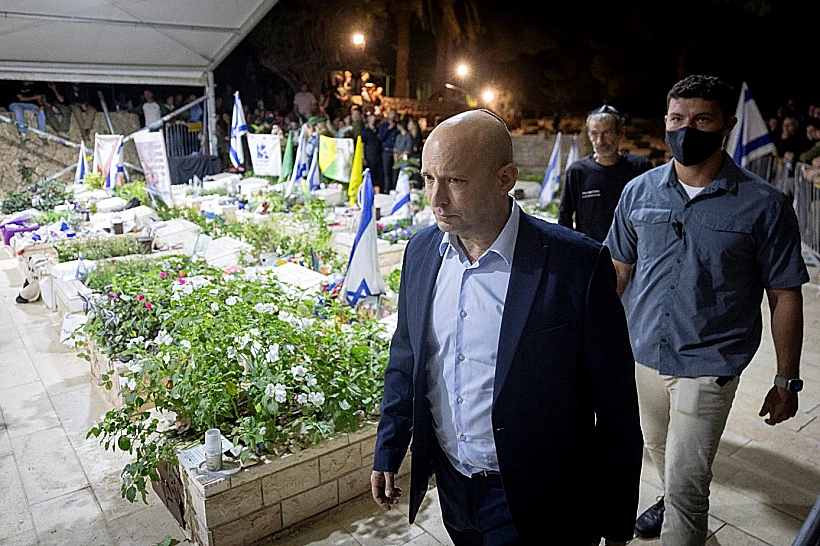 רה"מ לשעבר נפתלי בנט בהלווייתו של סרן דניאל פרץ