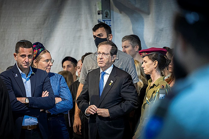 הנשיא הרצוג בהלווייתו של סרן דניאל פרץ