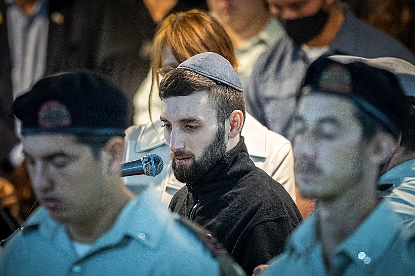 מתן אנגרסט בהלווייתו של סרן דניאל פרץ