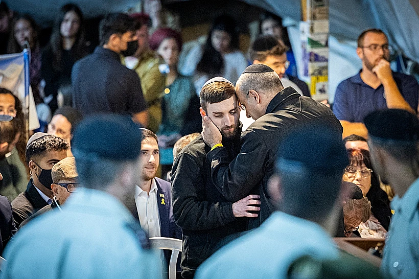 מתן אנגרסט בהלווייתו של סרן דניאל פרץ