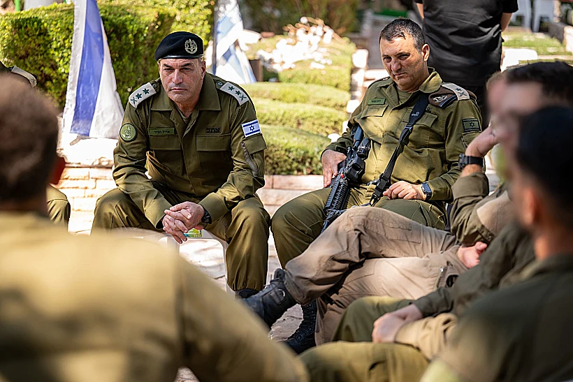הרמטכ"ל אייל זמיר עם הלוחמים שנלחמו בעוטף ב-7 באוקטובר