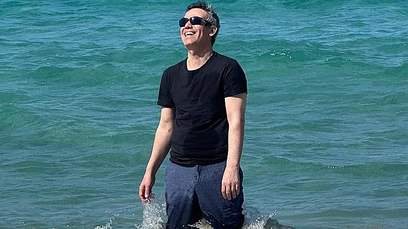 שורד השבי עמרי מירן בחוף הים לאחר שחרורו מבית החולים