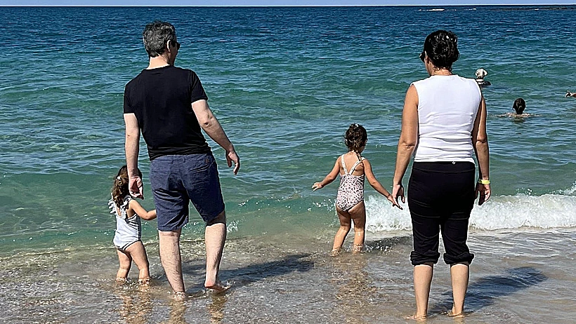 שורד השבי עמרי מירן ומשפחתו בחוף הים לאחר שחרורו מבית החולים