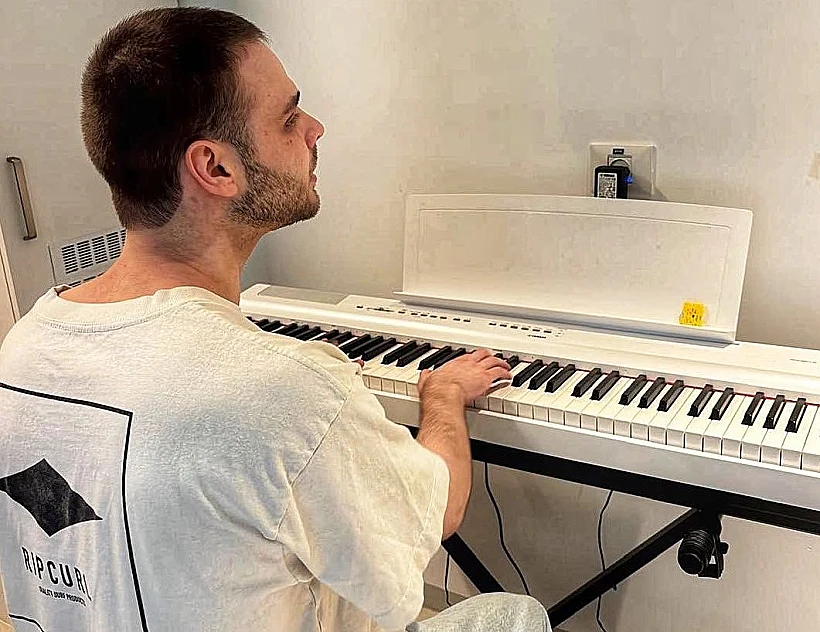 אלון אהל חזר לנגן בפסנתר