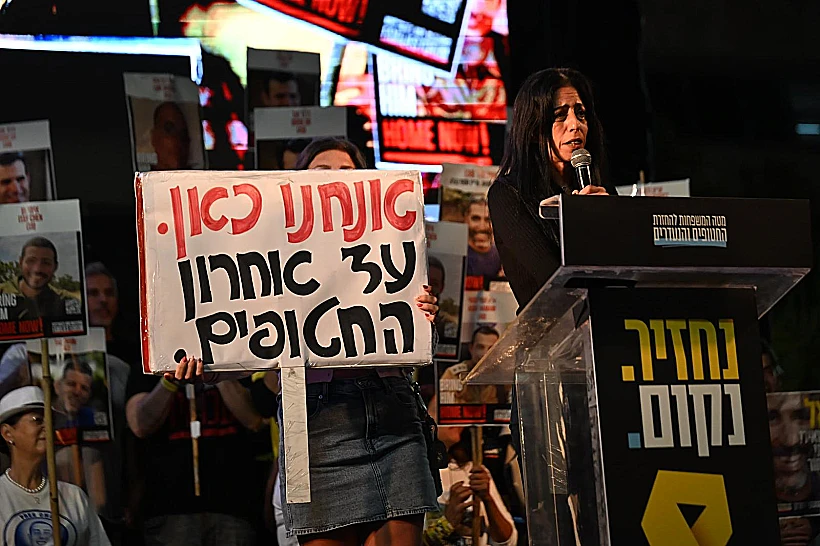 עינב צנגאוקר בכיכר החטופים