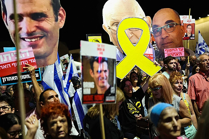 מפגינים למען השבת החללים בכיכר החטופים