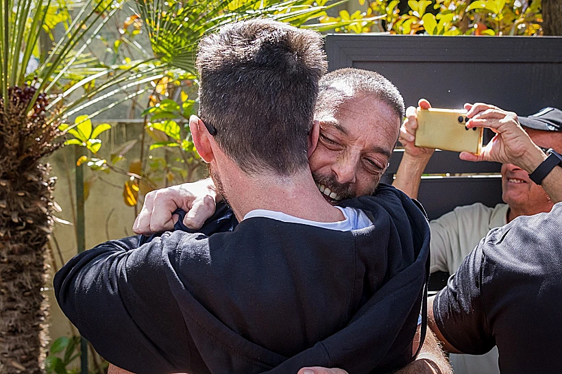 דוד קוניו לאחר שחרורו מבית החולים עם אחיו התאום איתן