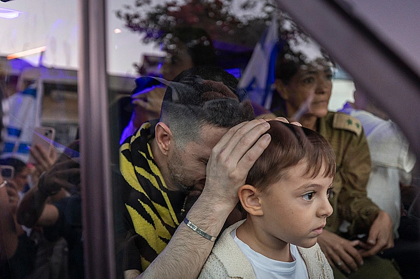 אלקנה בוחבוט חוזר לביתו במבשרת ציון