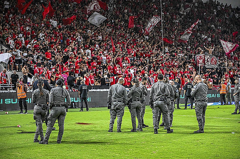 שוטרים בדרבי באצטדיון בלומפילד
