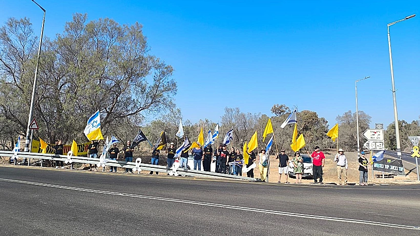 חבריו של אליהו (צ'רצ'יל) מרגלית מלווים אותו בדרכו האחרונה בכניסה לקיבוץ ניר עוז