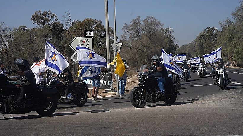 שיירת אופנועים במסע הלוויתו של רונן אנגל בכניסה לקיבוץ ניר עוז