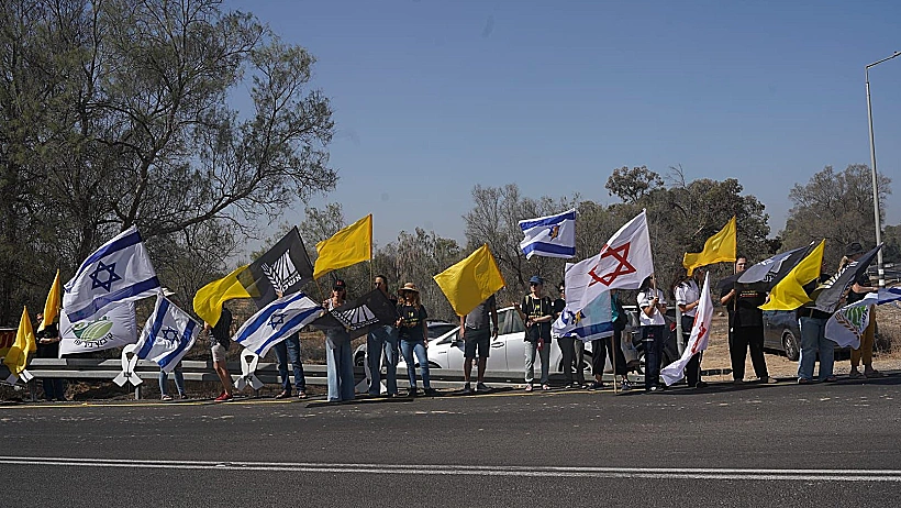 אזרחים מלווים את רונן אנגל בדרכו האחרונה בכניסה לקיבוץ ניר עוז