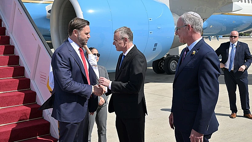 השר יריב לוין מקבל את פניו של סגן נשיא ארה"ב ג'יי. די. ואנס בנתב"ג