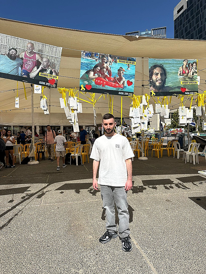 מתן אנגרסט בכיכר החטופים