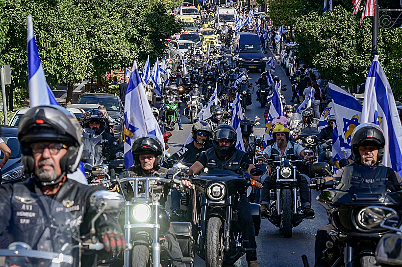 שיירת אופנועים במסע הלוויה של רונן אנגל
