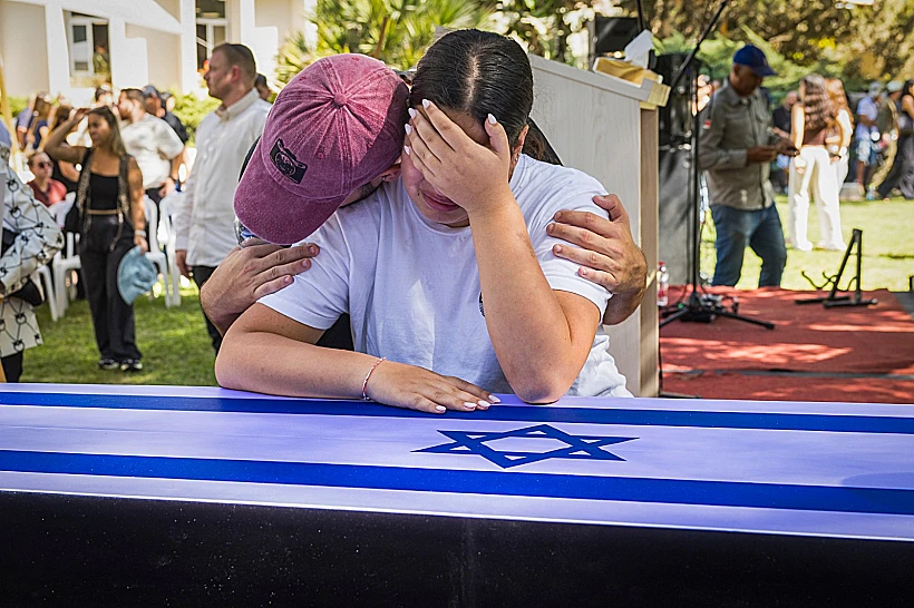 בתו של רונן אנגל ליד ארונו בניר עוז