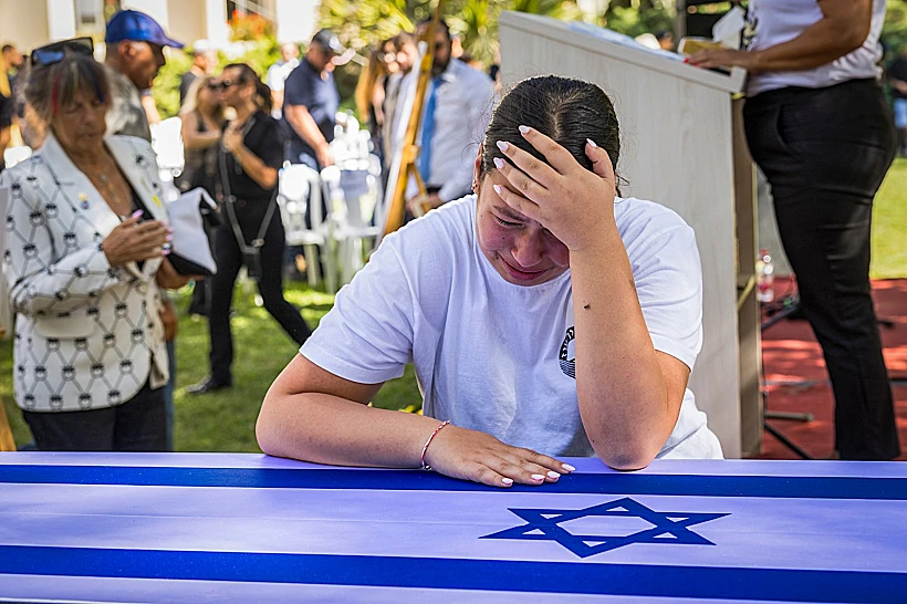 בתו של רונן אנגל ליד ארונו בניר עוז