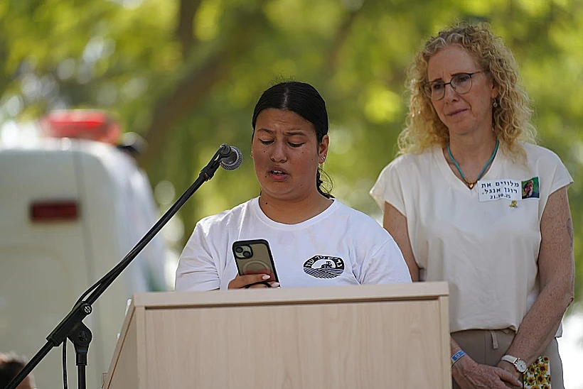 בתו של רונן אנגל בהלווייתו