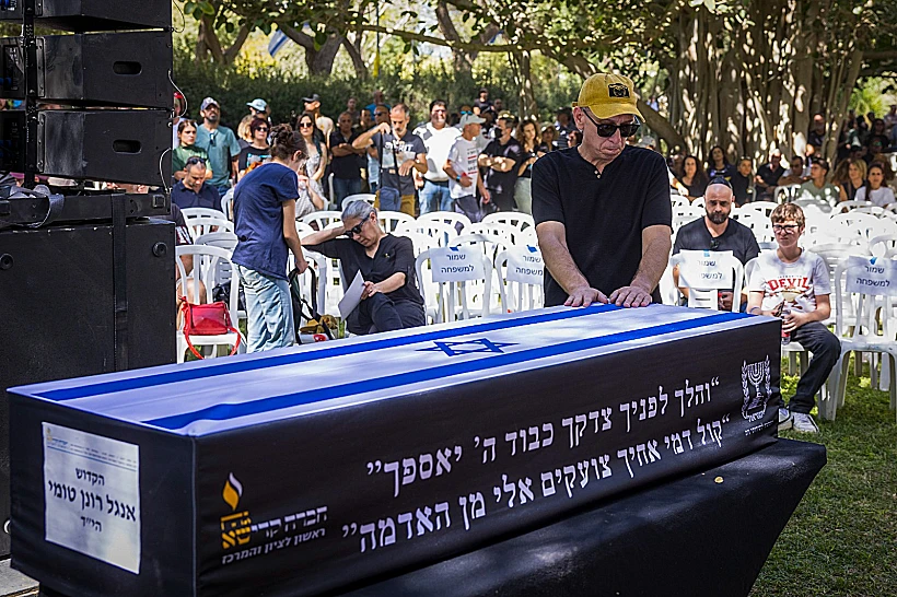 טקס ההספדים של רונן אנגל בקיבוץ ניר עוז