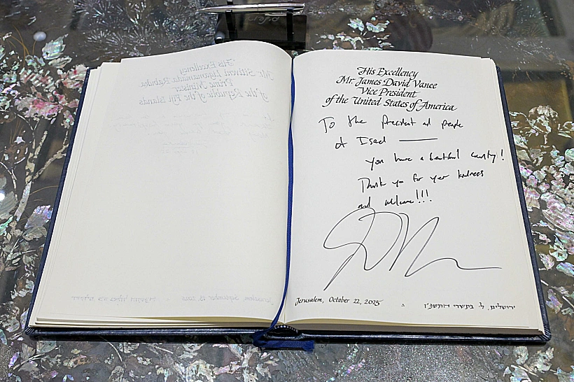 ספר האורחים של הכנסת עם חתימתו של ג'יי די ואנס
