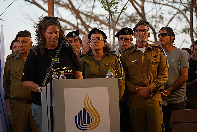 אלה חיימי בהלווייתו של בעלה טל