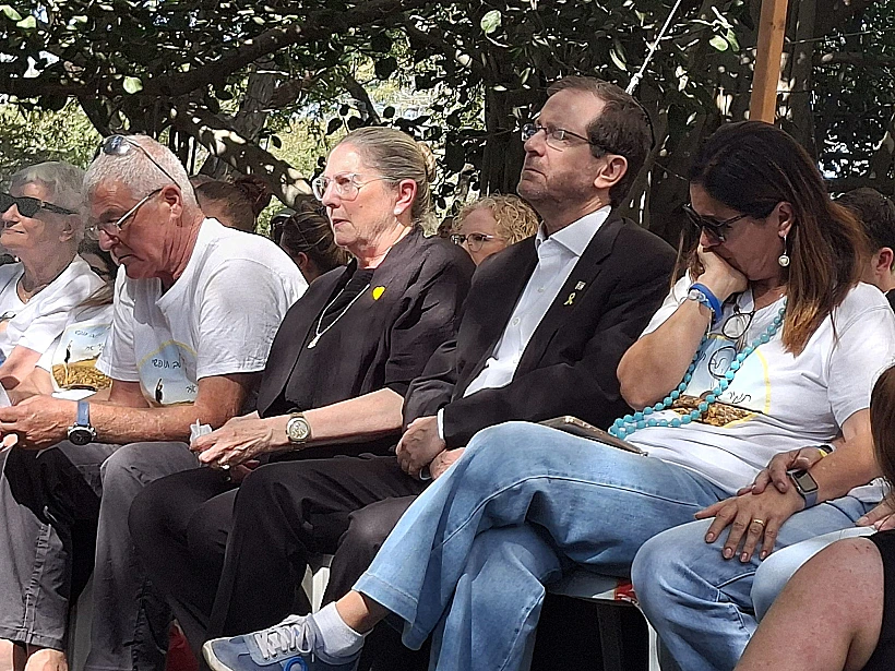 הנשיא הרצוג ורעייתו בהלוויית תמיר אדר בניר עוז