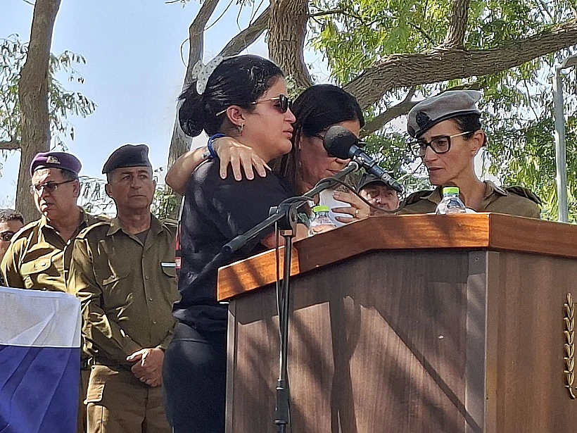 רוני אדר, אחותו של תמיר אדר, בהלווייתו בניר עוז