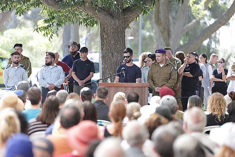 ניר אדר, אחיו של תמיר אדר, בהלווייתו בניר עוז