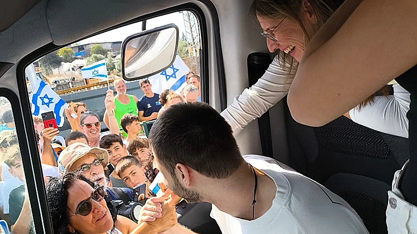 אלון אהל בדרך לביתו מבית החולים יחד עם אמו עידית