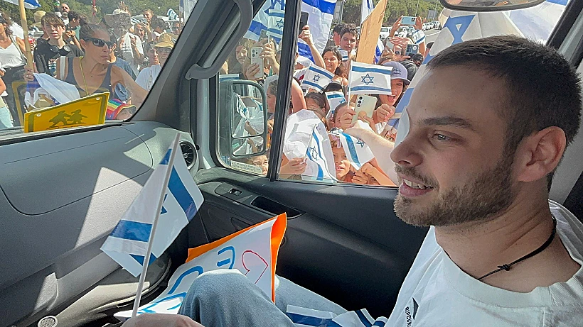 אלון אהל בדרך לביתו מבית החולים