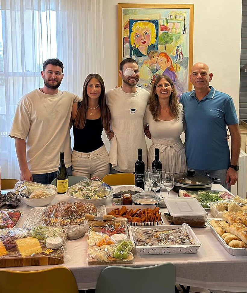 אלון אהל בארוחה משפחתית ראשונה עם הוריו ואחיו בביתם בלבון
