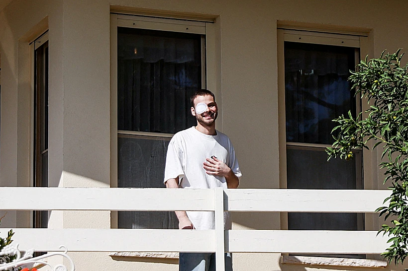 אלון אהל במרפסת ביתו בלבון