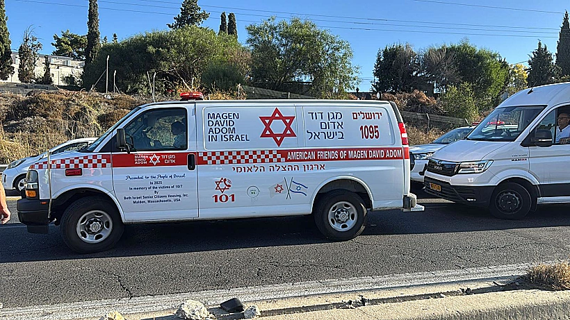 אמבולנס מד"א בזירת התאונה בכביש 443