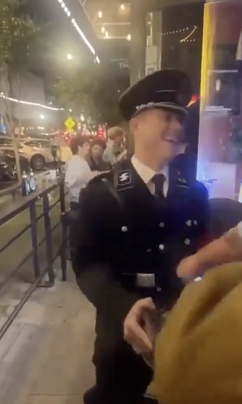 קנת' לילנד מורגן לבוש במדים נאציים