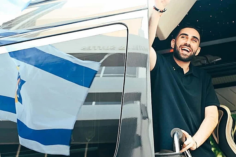 שגב כלפון ומשפחתו לפני היציאה הביתה מכפר המכביה