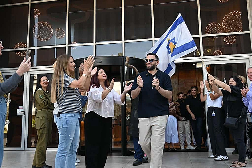 שגב כלפון ומשפחתו לפני היציאה הביתה מכפר המכביה