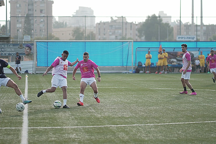 לוחמי מילואים על המגרש