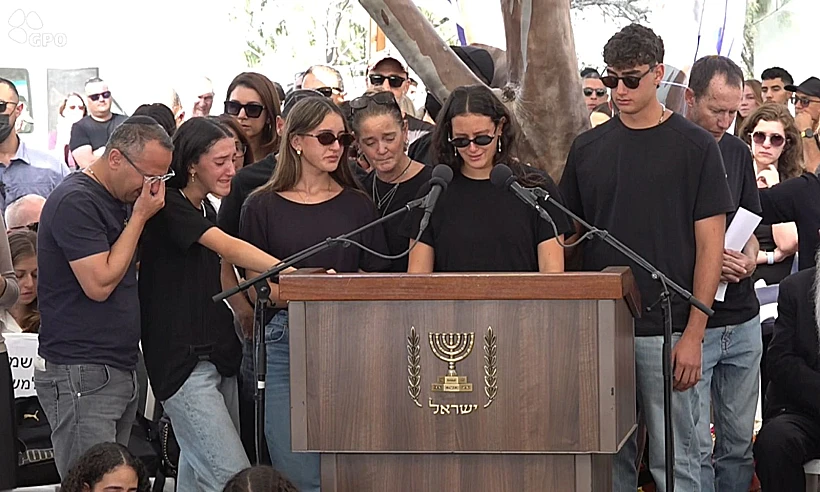 אלמנתו ובנותיו של יוסי שרעבי בהלווייתו בבארי