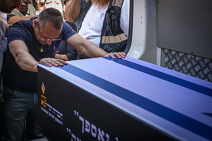 שרון שרעבי במסע ההלוויה של אחיו יוסי שרעבי