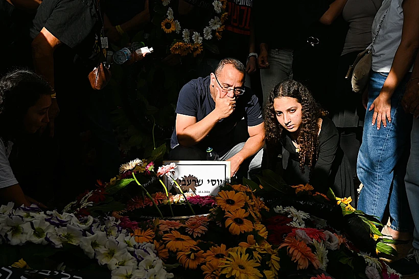 שרון שרעבי בהלוויית אחיו יוסי בבארי