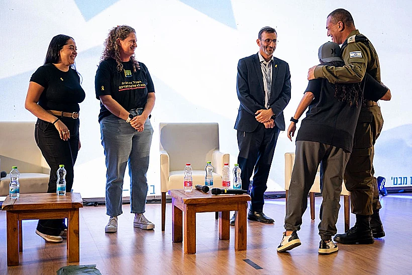 אמילי דמארי מחבקת את הרמטכ"ל