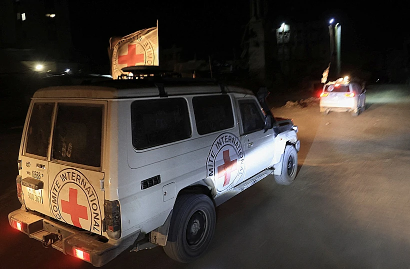 רכב הצלב האדום ברצועת עזה עם הארון שהתקבל מחמאס