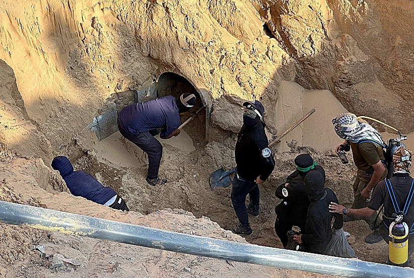 אנשי חמאס חופרים ברצועת עזה בחיפושים אחר חללים חטופים