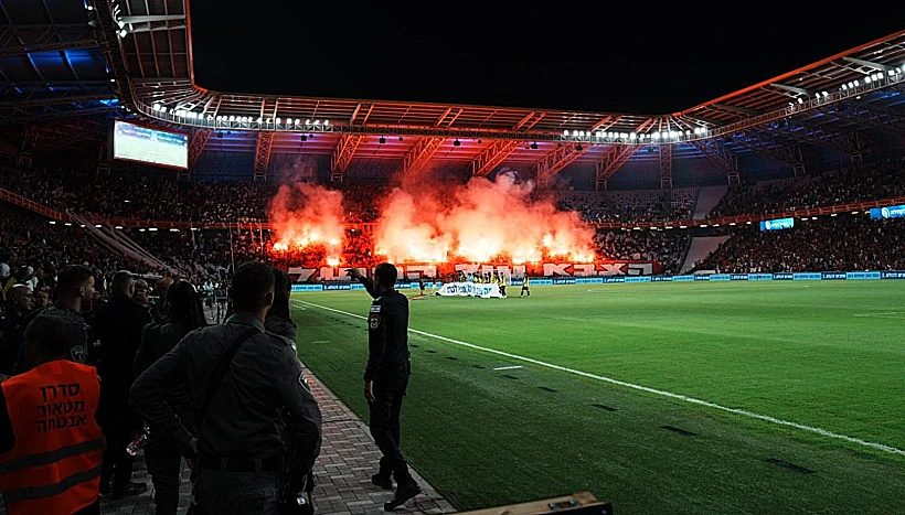 אבוקות ביציע אוהדי הפועל תל אביב בסמי עופר