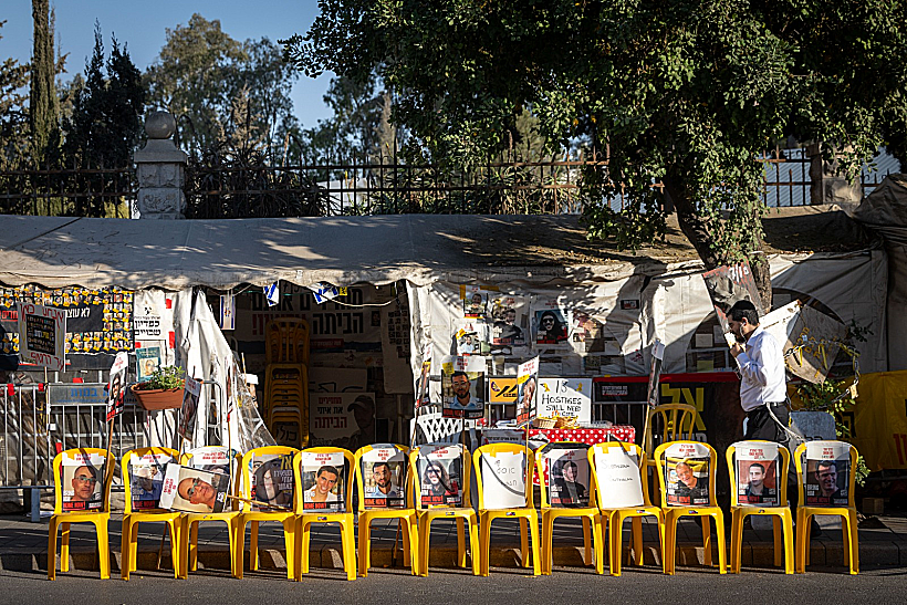תמונות החללים שנותרו בשבי בכיכר החטופים